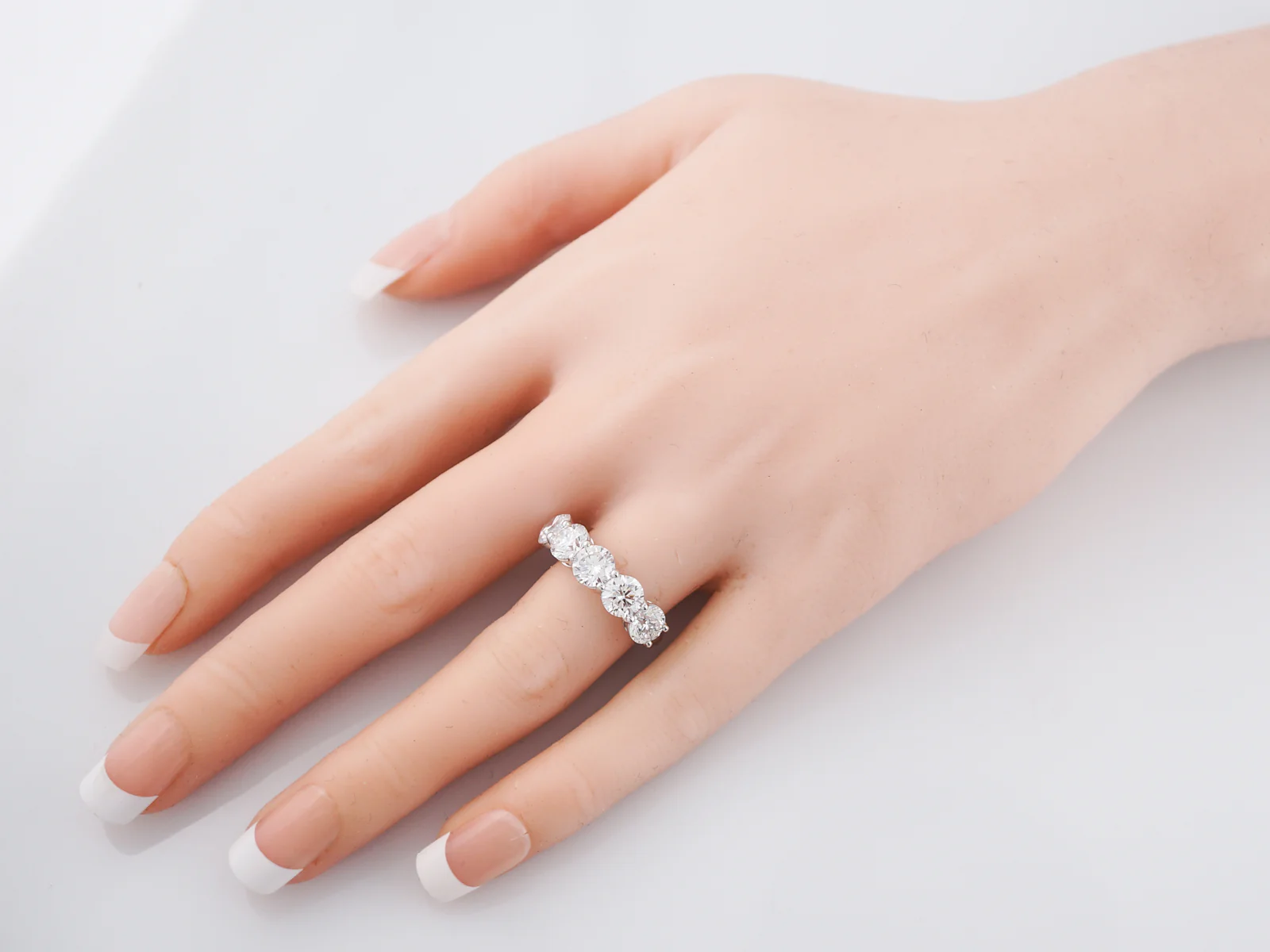 Right Hand Ring Modern 3.54 GIA Round Brilliant Cut Diamond in 18K White Gold - Image 6