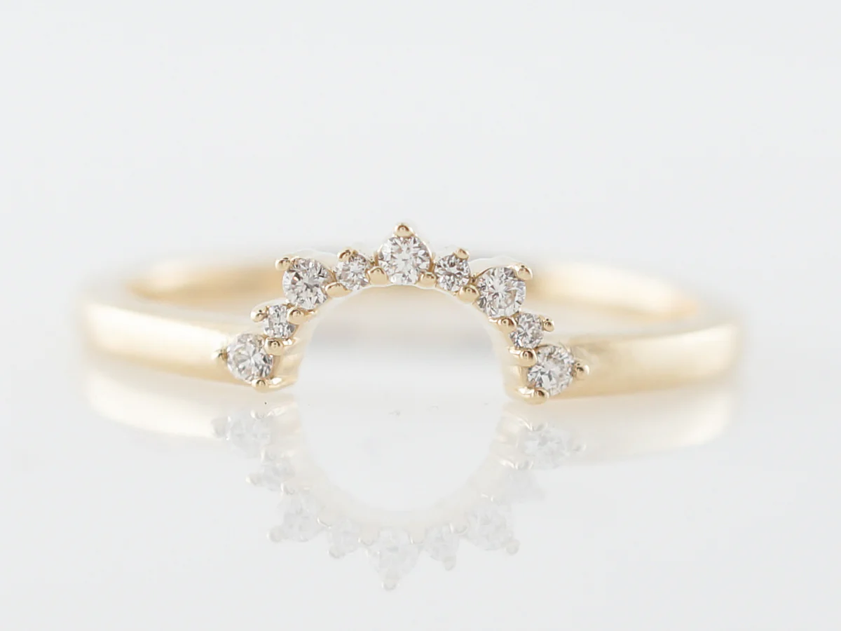 Round Brilliant Cut Diamond Curved Wedding Band in Yellow Gold