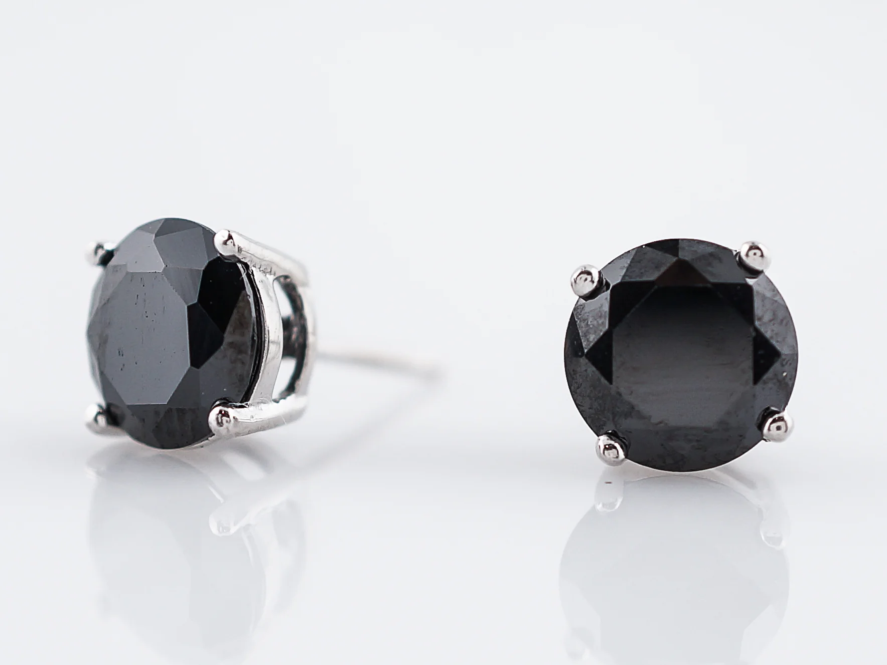 Stud Earrings Modern 5.20 Round Cut Dark Sapphire in Platinum