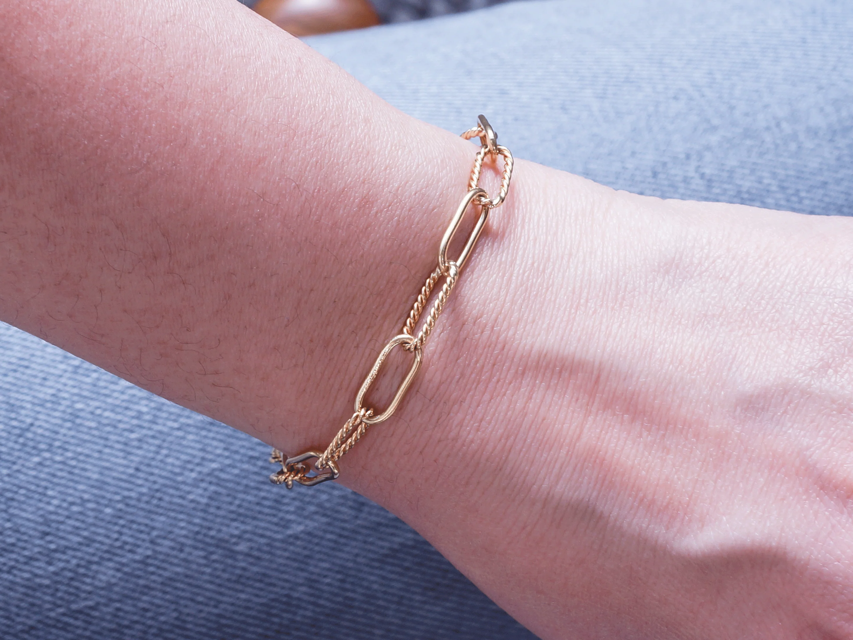 Textured Paperclip Link Bracelet in 18k Yellow Gold - Image 10