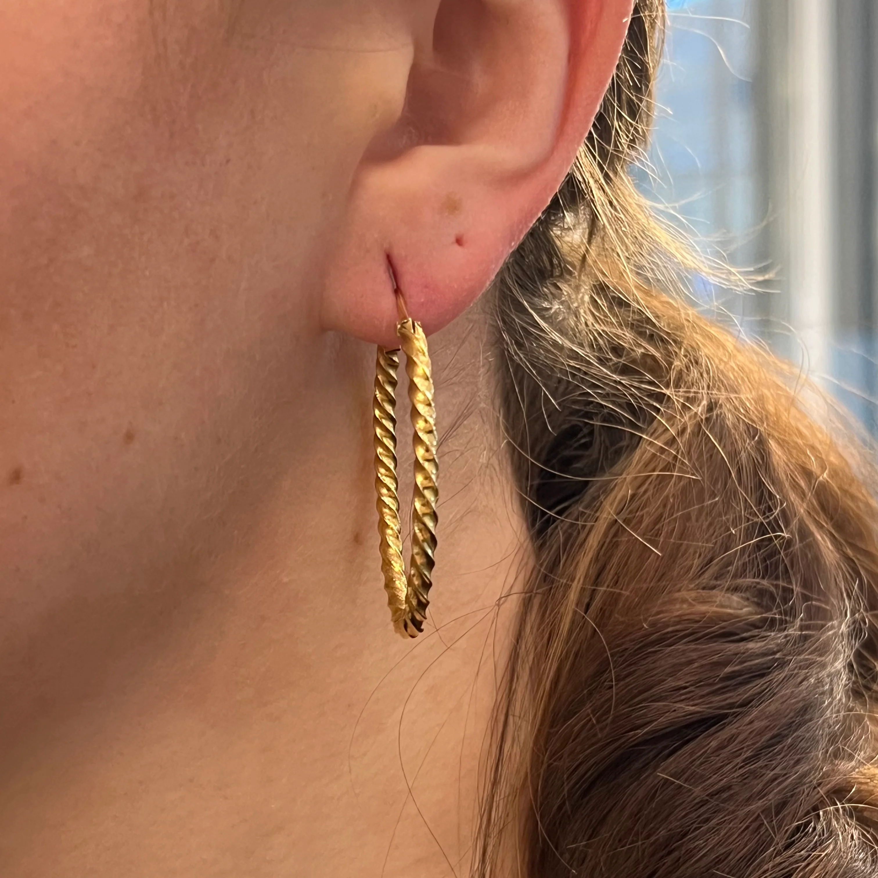 Twisted Oval Hoop Earrings in 18k Yellow Gold - Image 4