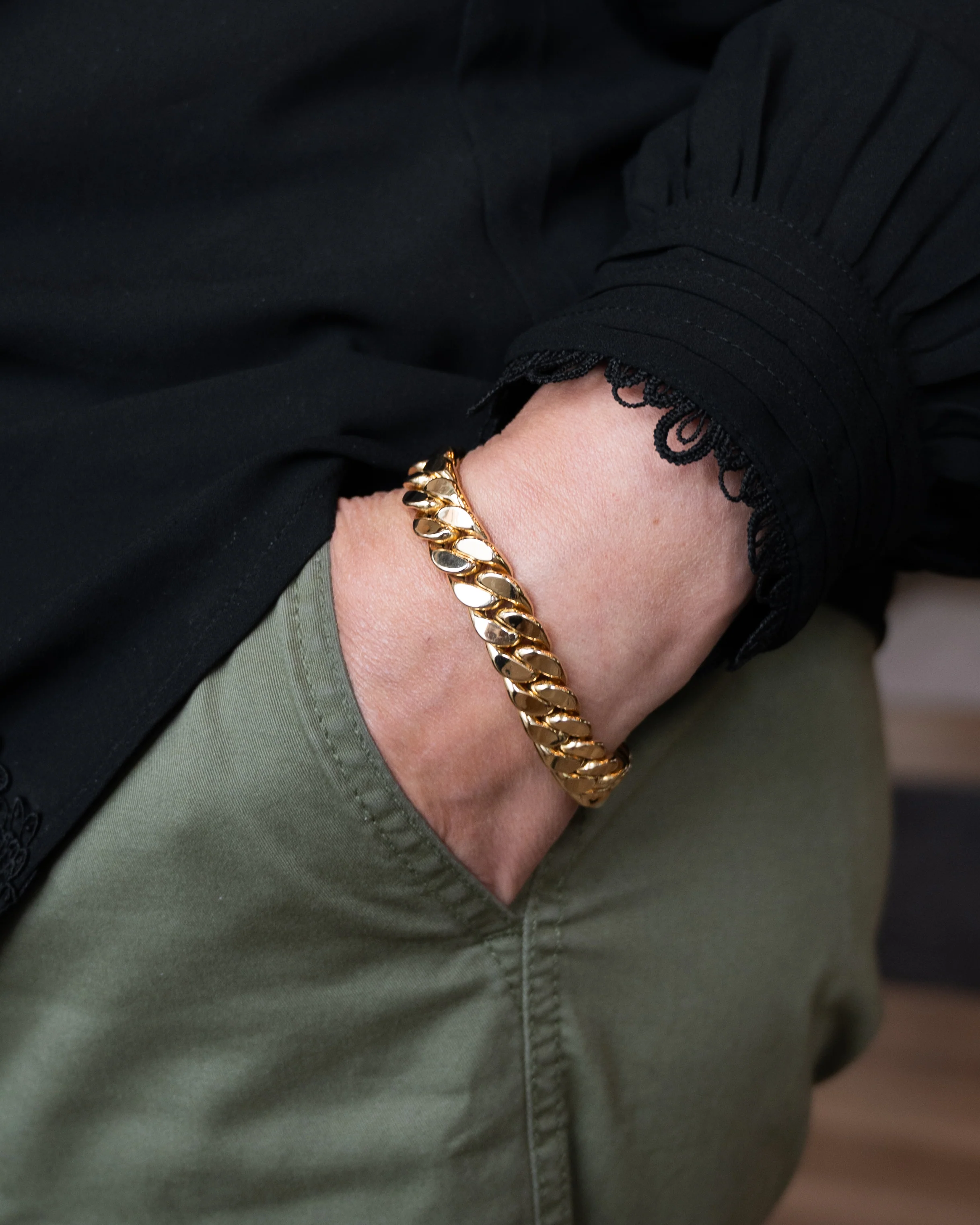 Unisex Flat Curb Link Bracelet in 18k Yellow Gold - Image 6