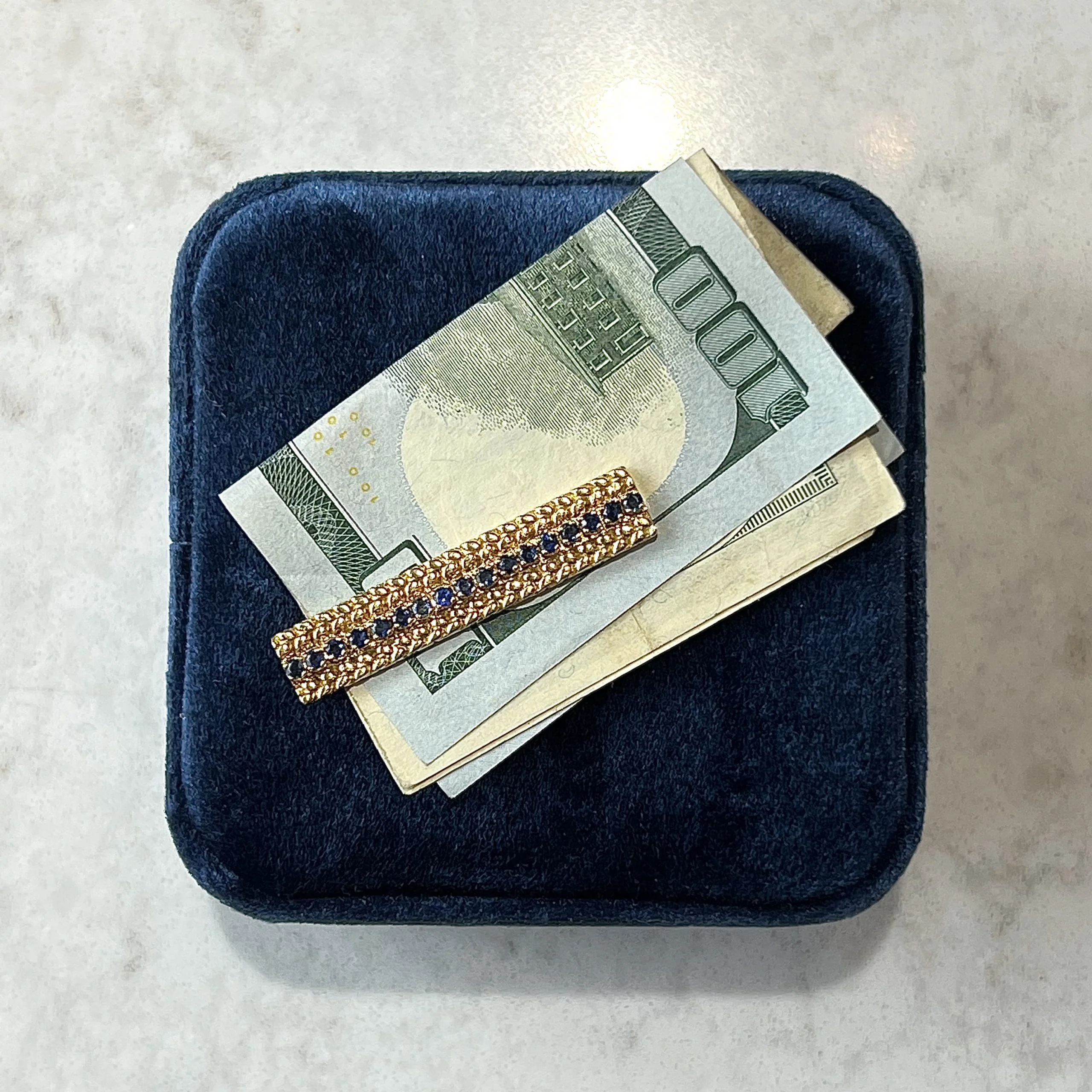Van Cleef & Arpels Sapphire Tie Bar Money Clip in 18k Gold - Image 4