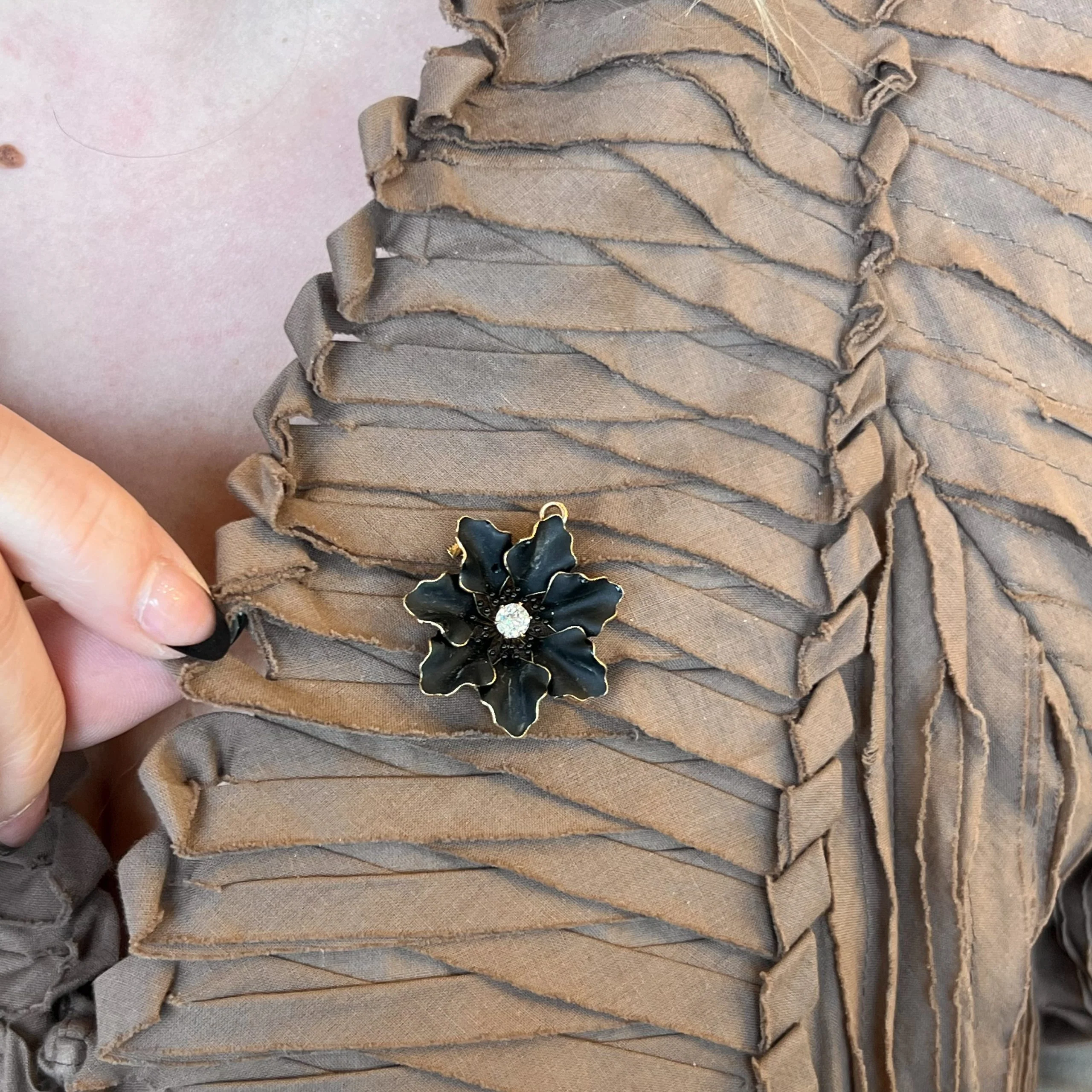 Victorian Black Flower Brooch Pendant in 14k Yellow Gold - Image 4