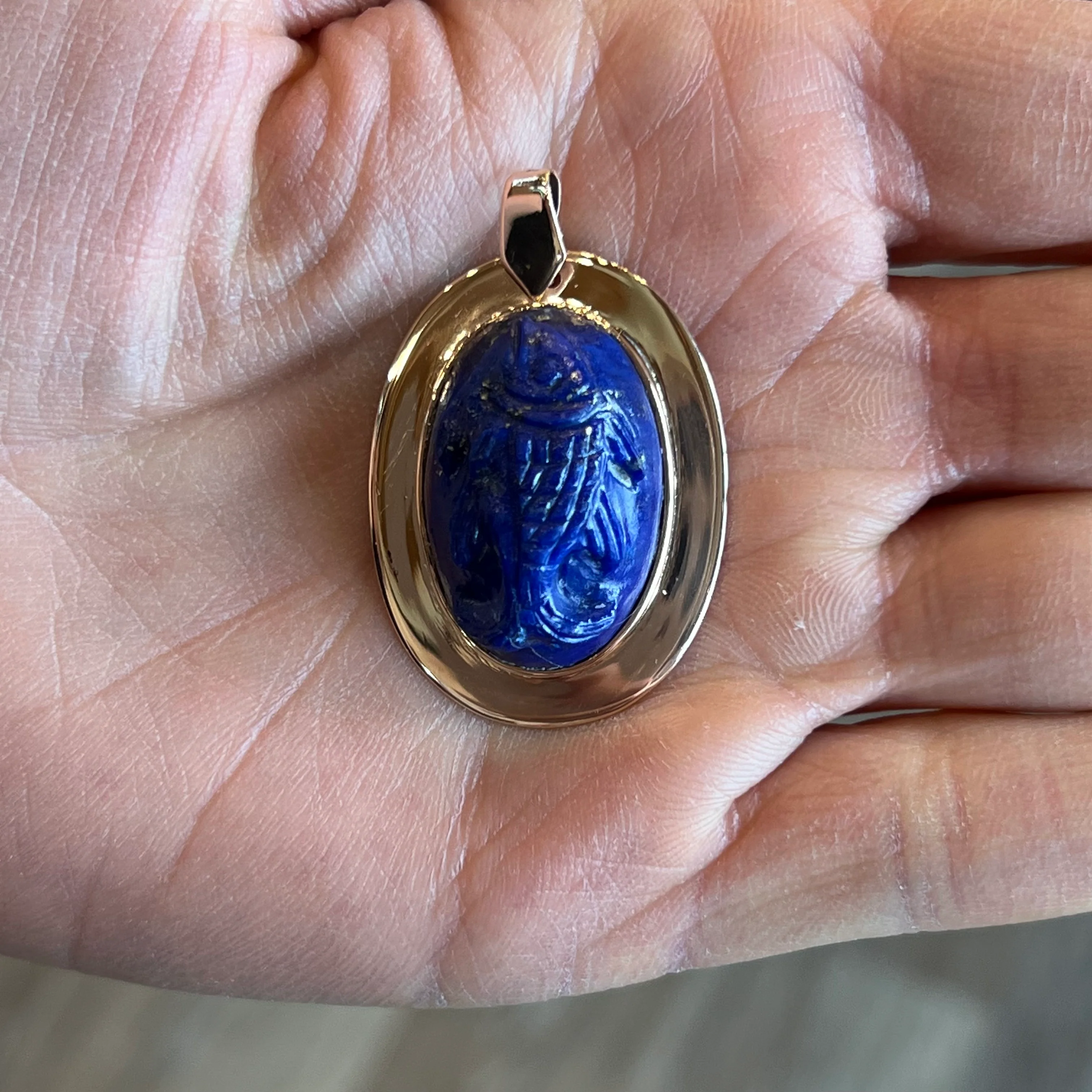 Victorian Carved Lapis Pisces Fish Pendant in 9k Yellow Gold - Image 4