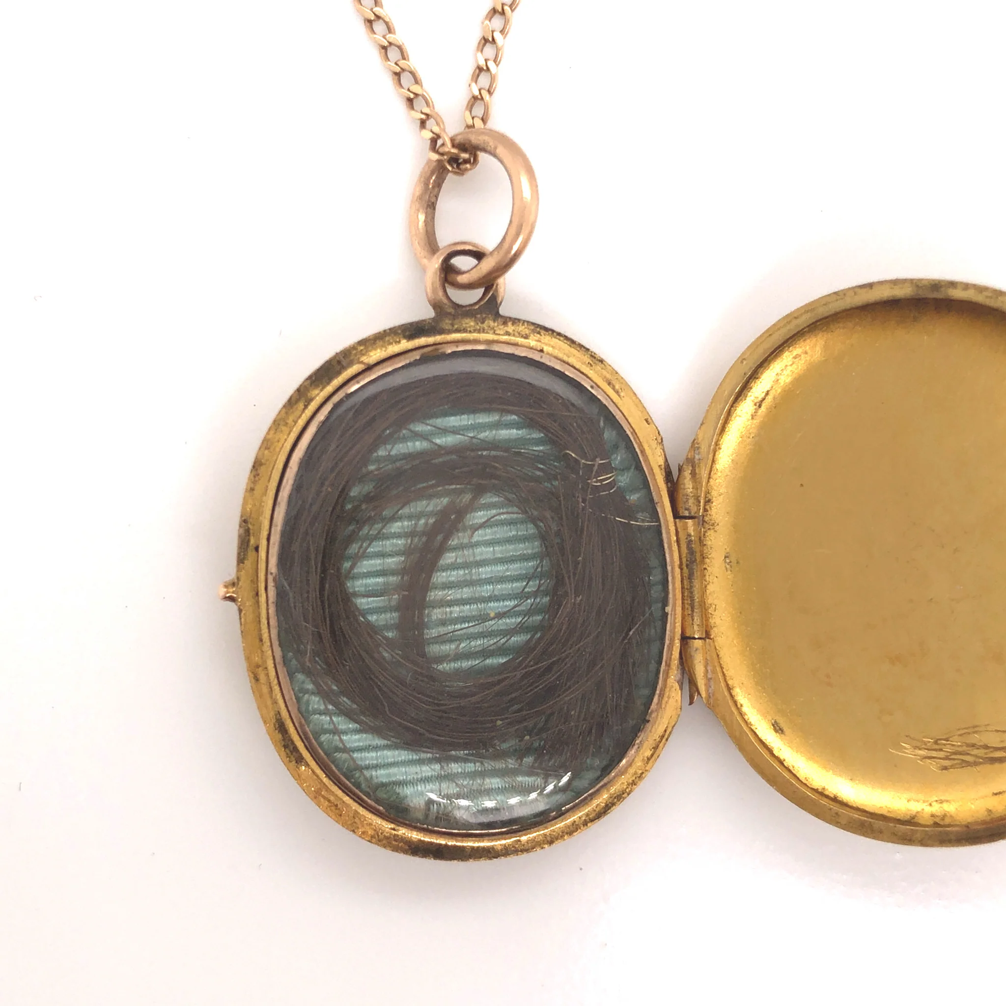 Victorian Engraved Locket Necklace in 14k Yellow Gold - Image 4