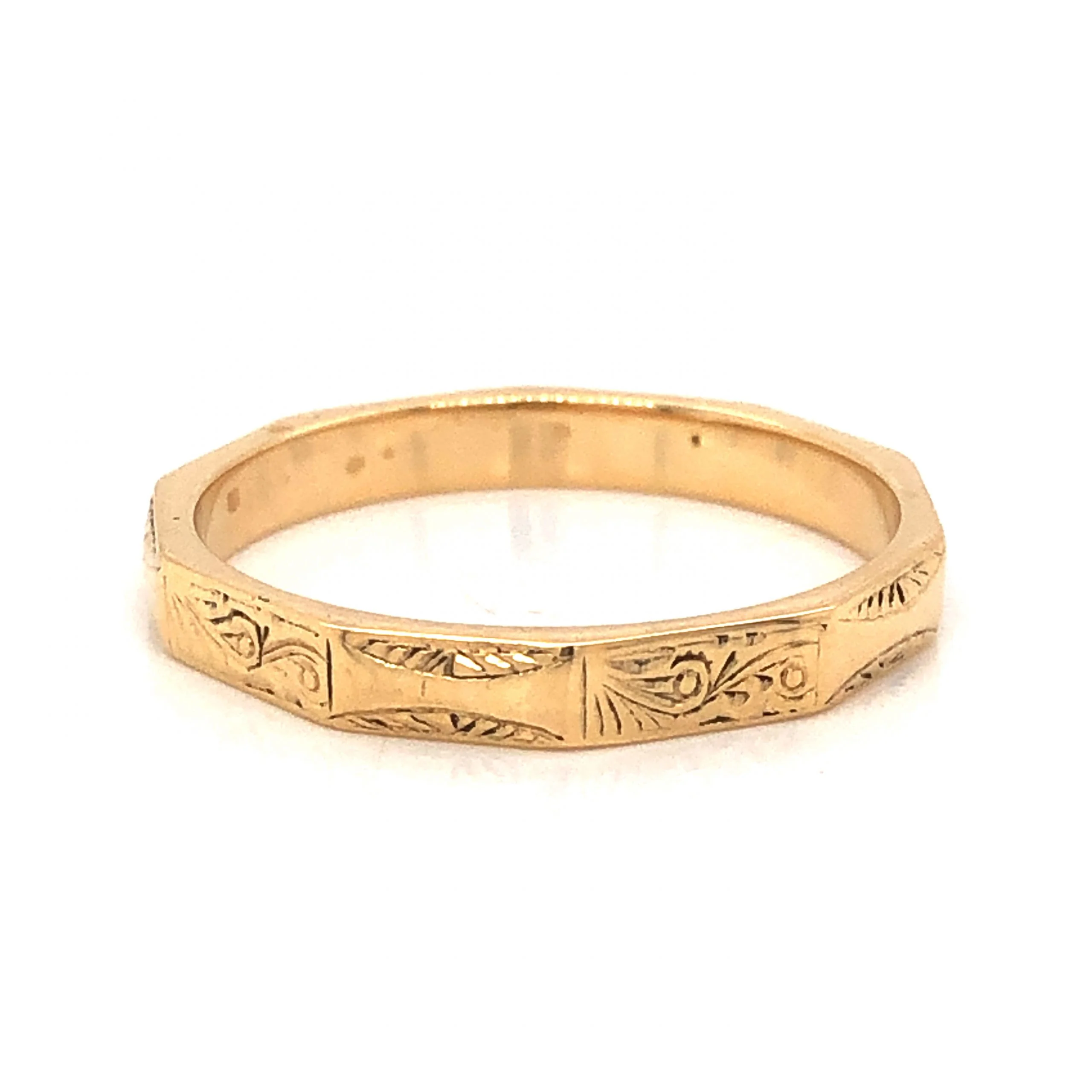 Victorian Engraved Wedding Band in 18k Yellow Gold - Image 2