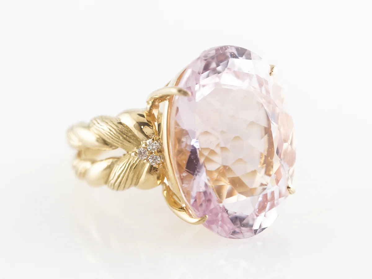 Vintage 20 Carat Kunzite Cocktail Ring in 18k Yellow Gold - Image 3