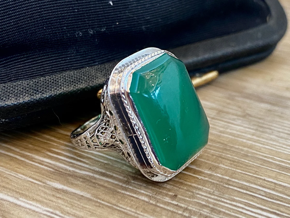 Vintage Art Deco Cabochon Cut Chrysoprase Ring in 10k White Gold - Image 6
