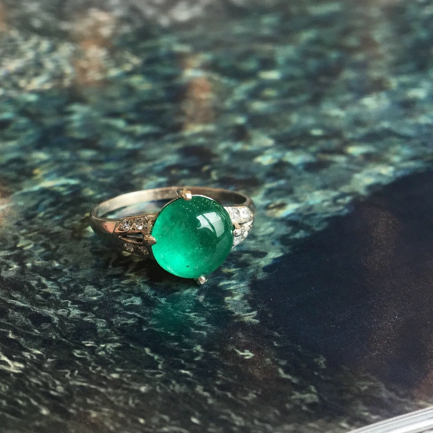 Vintage Cabochon Emerald Ring in Platinum - Image 6