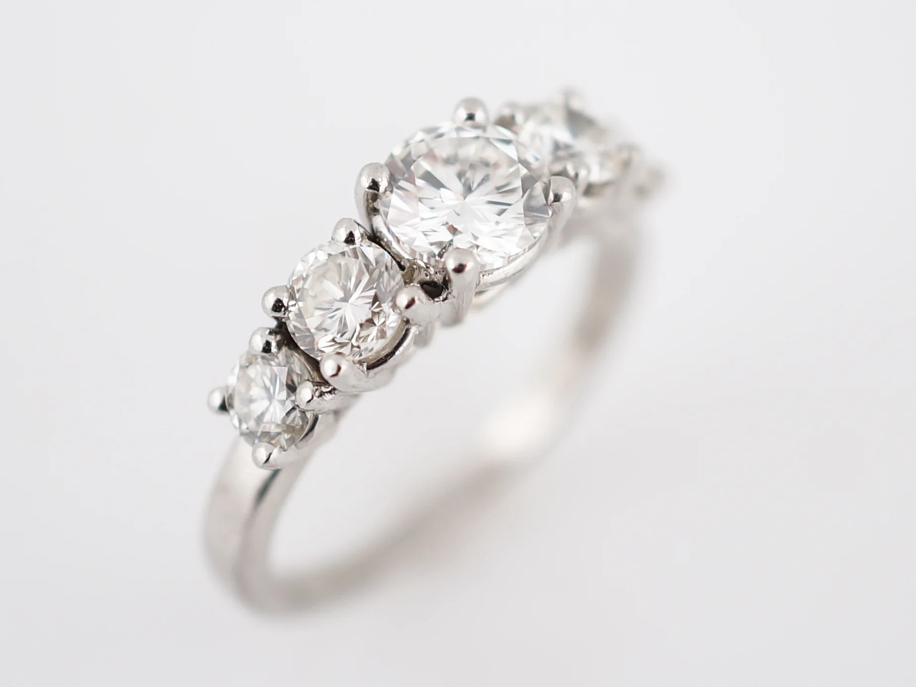 Vintage Engagement Ring Mid-Century 1.52 Round Brilliant Cut Diamonds in Platinum - Image 4