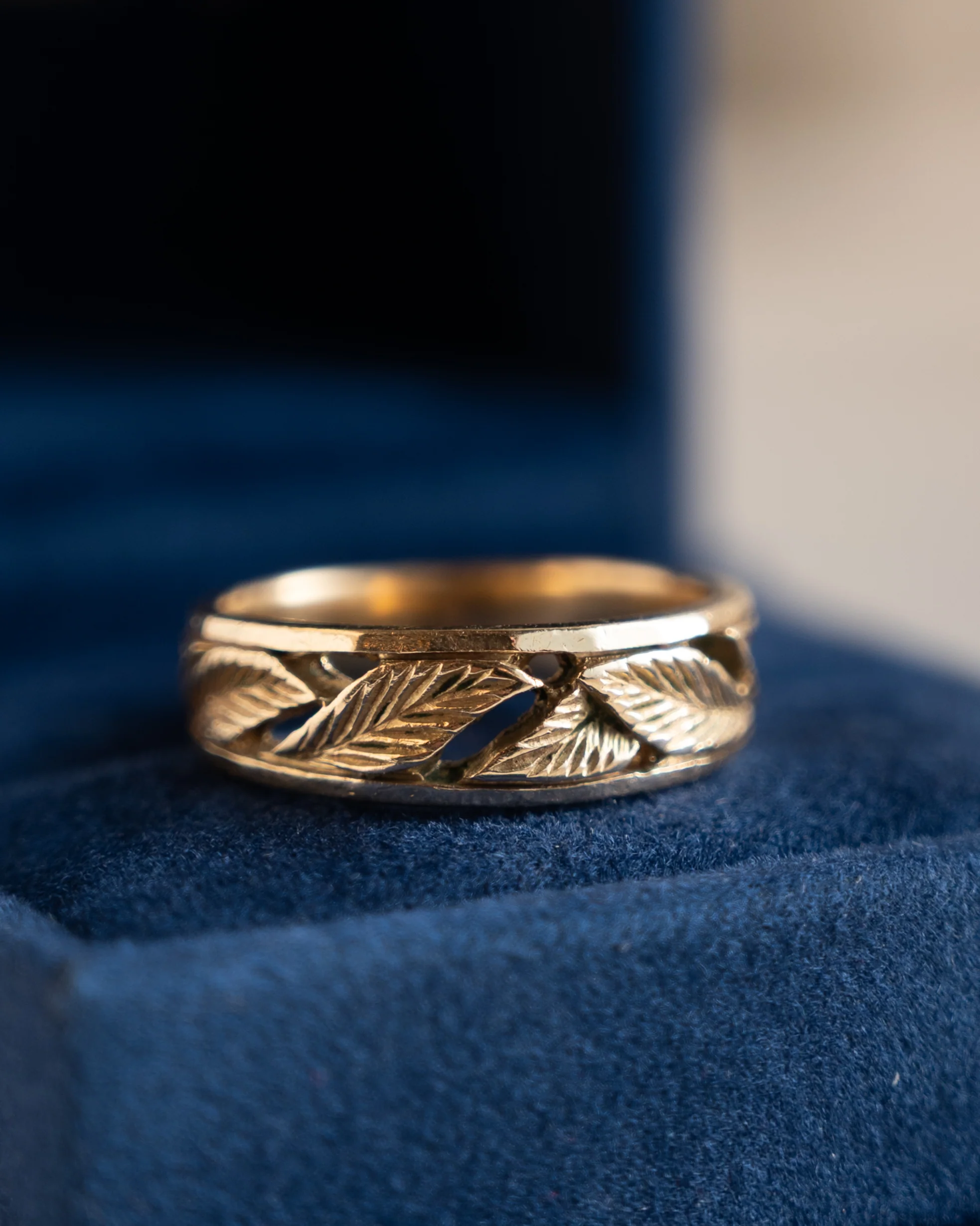 Vintage Mens Leaf Wedding Band 14k Yellow Gold - Image 6