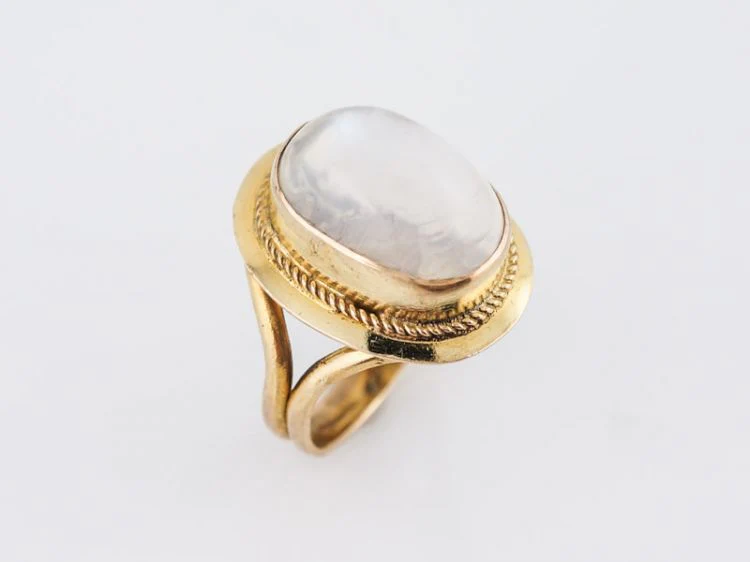 Vintage Right Hand Ring Mid-Century 6.94 Cabochon Cut Moonstone in 18k Yellow Gold - Image 4