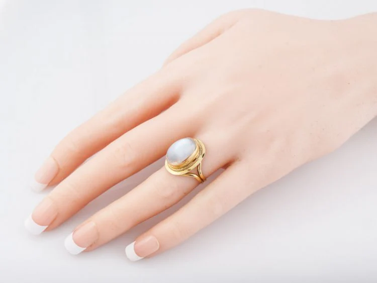 Vintage Right Hand Ring Mid-Century 6.94 Cabochon Cut Moonstone in 18k Yellow Gold - Image 7