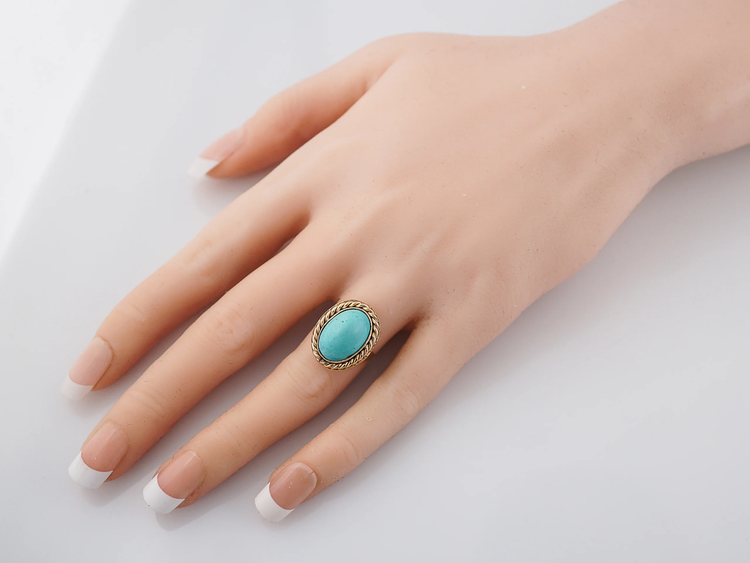 Vintage Right Hand Ring Retro 6.00 Cabochon Oval Cut Turquoise in 14K Yellow Gold - Image 7