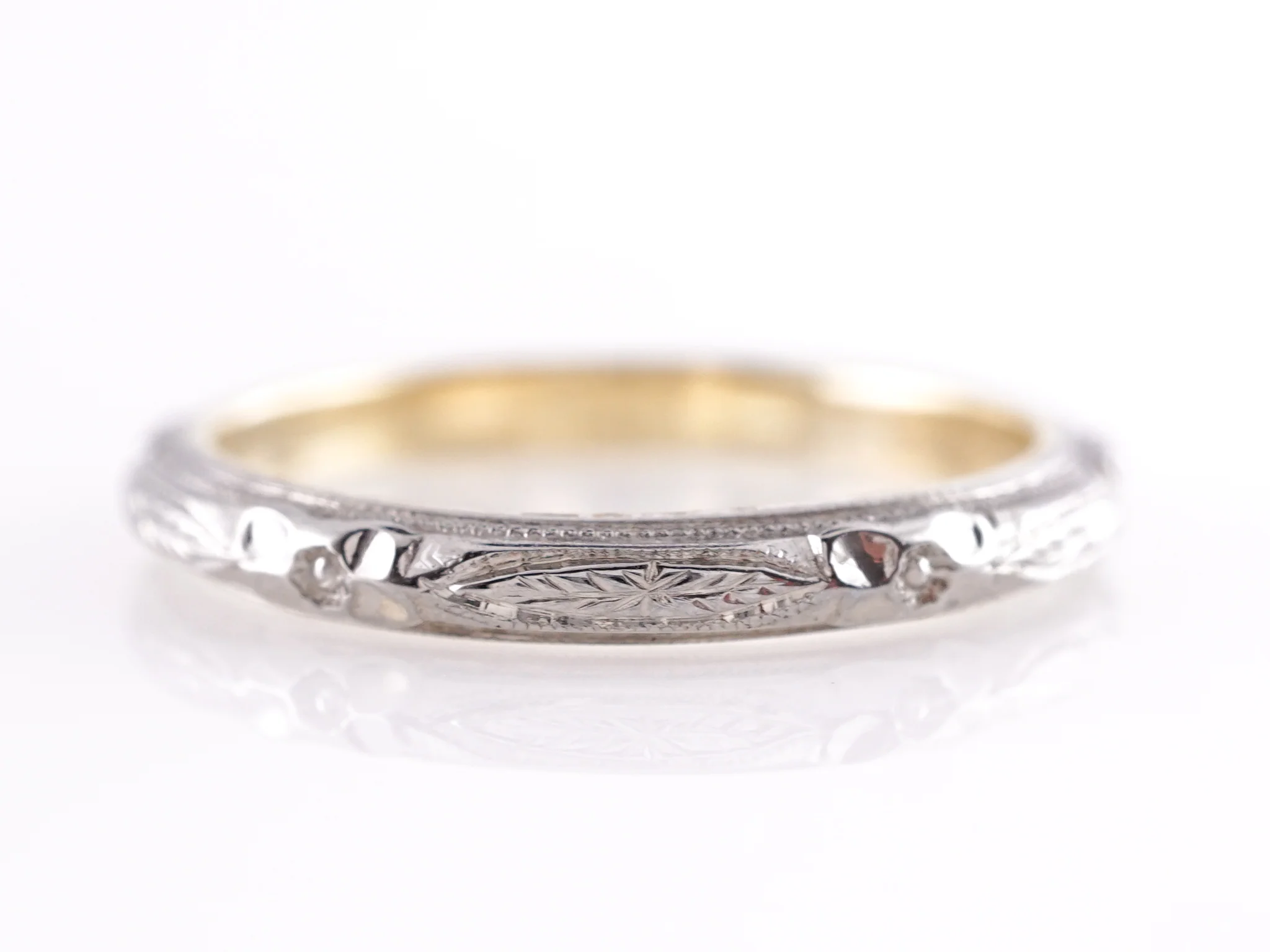 Vintage Two-Tone Art Deco Wedding Band in 18k - Image 2