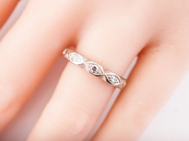 Vintage Wedding Band Mid-Century .25 Single Cut Diamonds in Platinum - Image 8