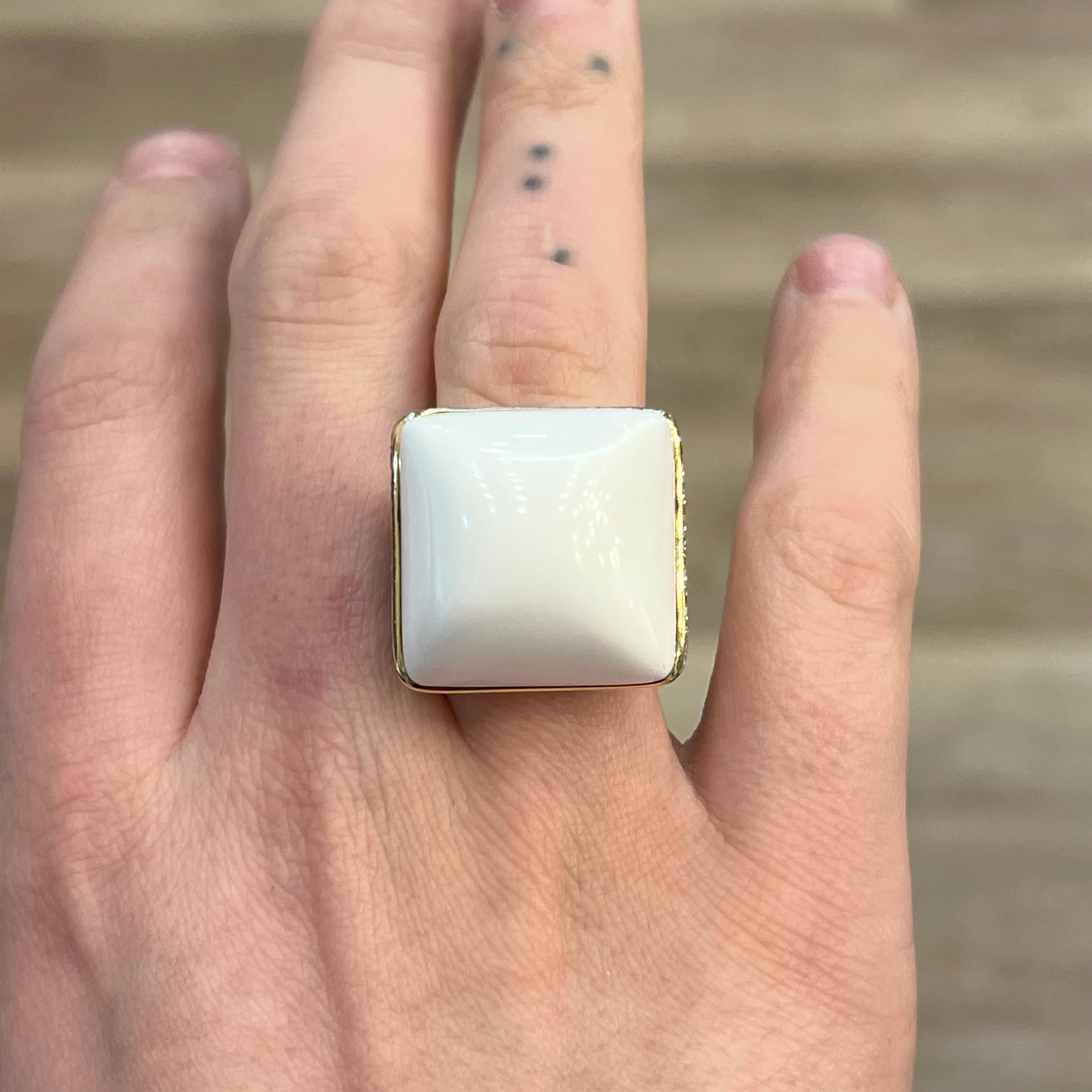 White Agate & Diamond Cocktail Ring in 18k Yellow Gold - Image 6